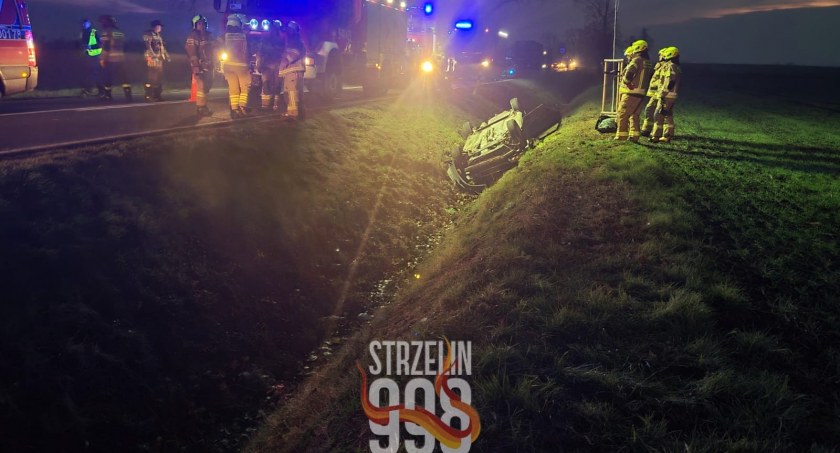 Dachowanie pojazdu osobowego na trasie Strzelin-Oława. Cztery osoby trafiły do szpitala