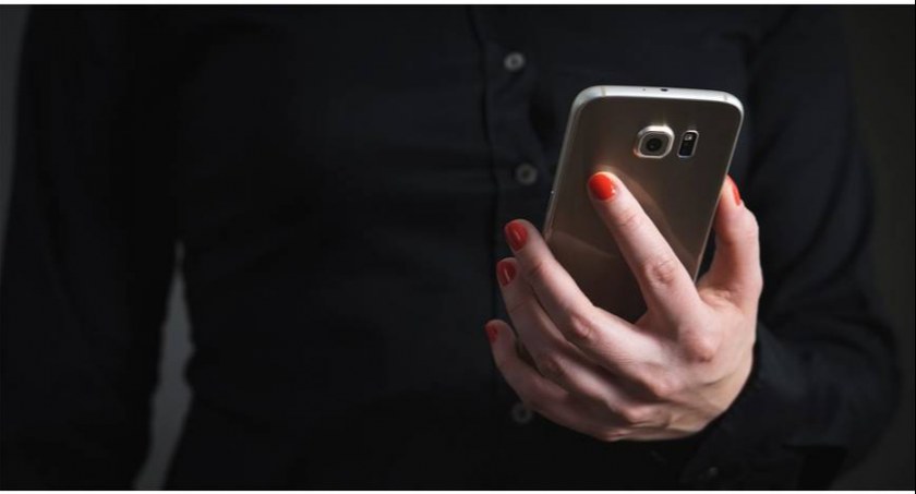 Znalazła telefon i dala go swojej siostrze. Jedna odpowie za przywłaszczenie, druga za paserstwo