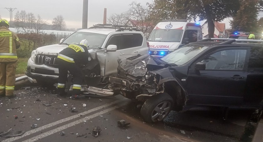 Zderzenie dwóch pojazdów osobowych w gminie Kąty Wrocławskie. Jedna osoba trafiła do szpitala