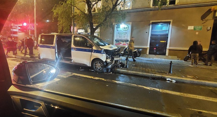 Zderzenie karetki z osobówką w centrum Wrocławia. Kierowca ambulansu wymusił pierwszeństwo przejazdu
