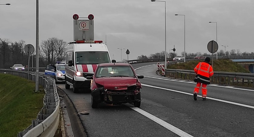 Rozbite auto na zjeździe z A4 na AOW. Kierowca zabrał kluczyki i oddalił się z miejsca zdarzenia