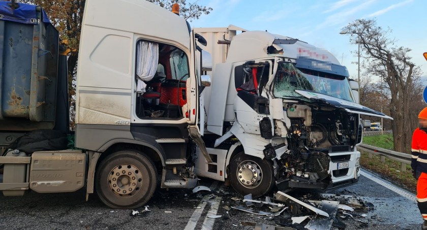 Zderzenie dwóch ciężarówek w Kątach Wrocławskich. Uwaga na ogromne utrudnienia w ruchu