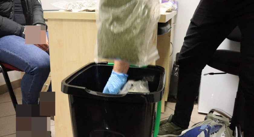 Uciekał przed policjantami z koszem na śmieci. Ukrył w nim ponad kilogram marihuany