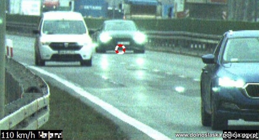 Przekroczył prędkość o 60 km/h. Pośpiech kosztował go 1500 złotych i sprawę w sądzie