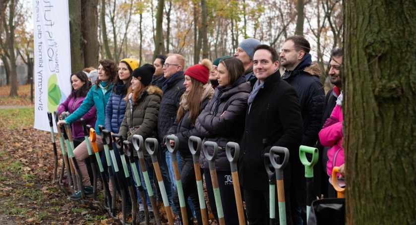 Zabytkowy park dolnośląski w Pietrzykowicach otrzymał 35 nowych drzew i krzewów