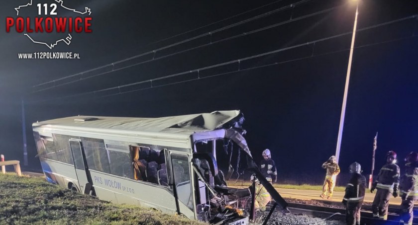 Tragiczny wypadek pod Ścinawą. Autobus szkolny zderzył się z pociągiem. Kierowca poniósł śmierć na miejscu