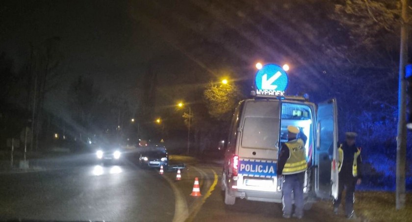 Wypadek na Strzegomskiej. Pijany rowerzysta wjechał pod auto.