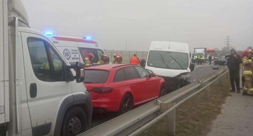 Karambol na Wschodniej Obwodnicy Wrocławia. Droga jest zablokowana w obu kierunkach