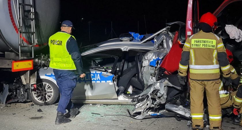 Koszmarny wypadek na A4. Bus uderzył w radiowóz zabezpieczający awarię cysterny. Dwóch funkcjonariuszy trafiło do szpitala