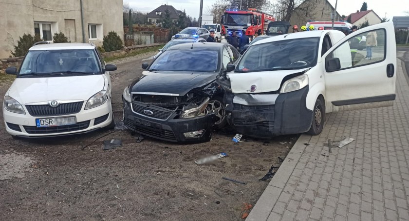 Zasnął za kierownicą i skasował cztery pojazdu zaparkowane na poboczu. Groźne zdarzenia na DK94 w Komornikach