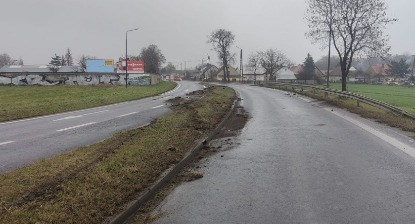 DK35 zamknięta przez kilka godzin z powodu rozlanego oleju napędowego. Kierowca ciężarówki chciał uniknąć zderzenia i wypadł z jezdni