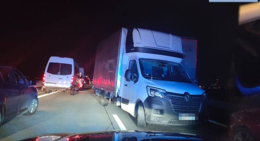  Autostradą pod prąd– zablokowali korytarz życia