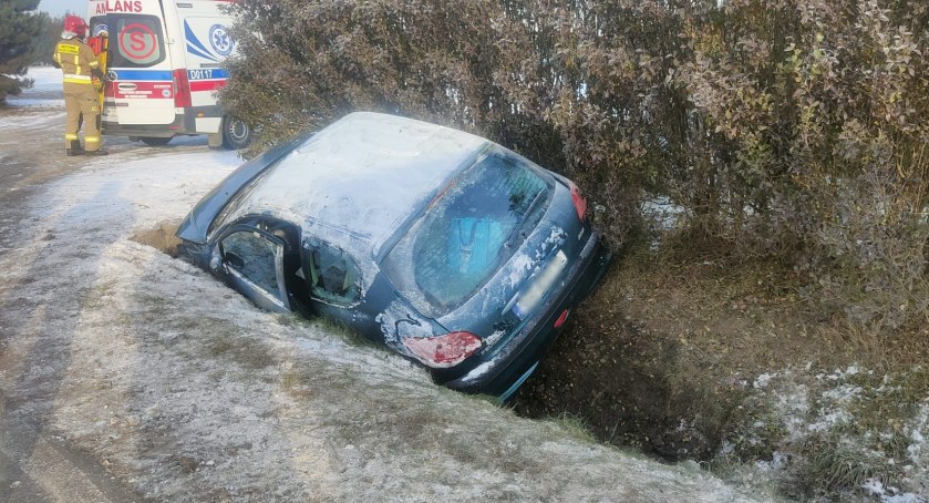 Auto wypadło z drogi i uderzyło w betonowy przepust. Jedna osoba trafiła do szpitala