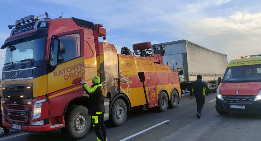 Awaria ciężarówki na A4 w kierunku granicy. Uszkodzony pojazd blokował prawy pas jezdni