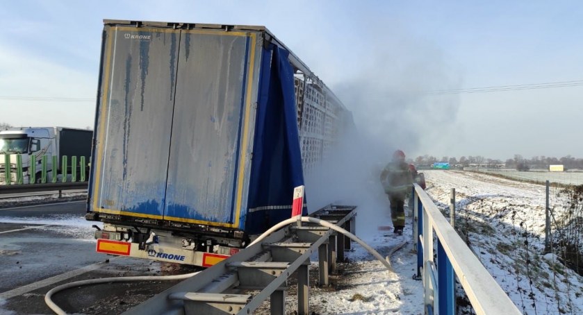 Pożar ciężarówki przewożącej palety. Autostrada A4 w kierunku granicy zablokowana