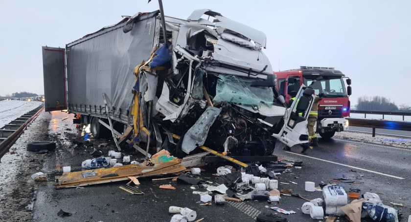 Zderzenie dwóch ciężarówek na A4. Ranna została jedna osoba