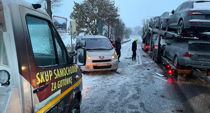 Wypadek na zjeździe z A4 na Kostomłoty. Jedna osoba trafiła do szpitala