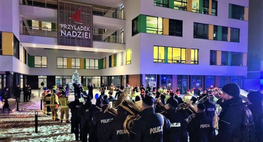 Paczki dla Dzieciaka na Święta od Strażaka – Policjanci wraz ze strażakami zorganizowali niespodziankę dla dzieci z Przylądka Nadziei we Wrocławiu