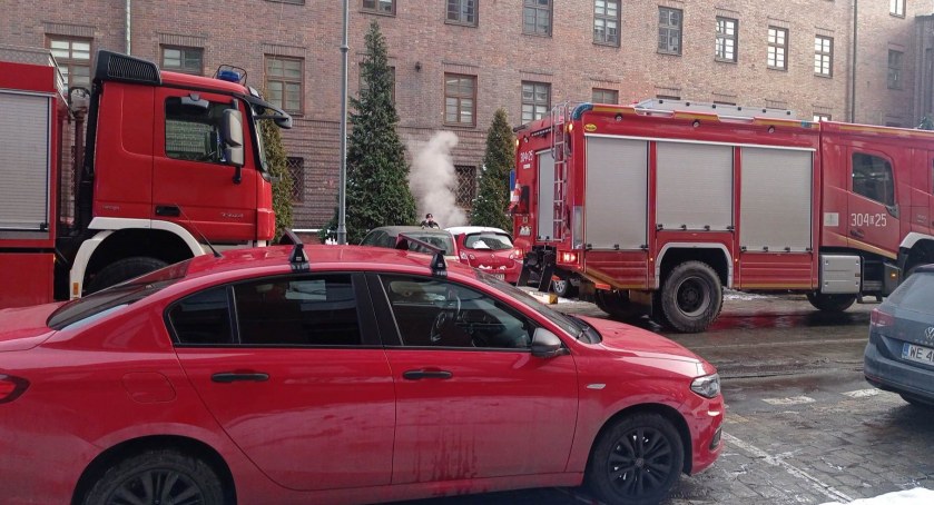 Pożar w budynku Komendy Wojewódzkiej Policji we Wrocławiu. Konieczna była ewakuacja 180 osób