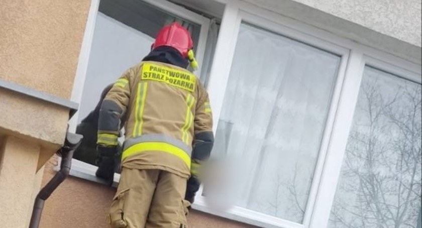 Przerażony 5-latek stał w oknie i płakał. Maluch był sam, rodzice poszli do pracy