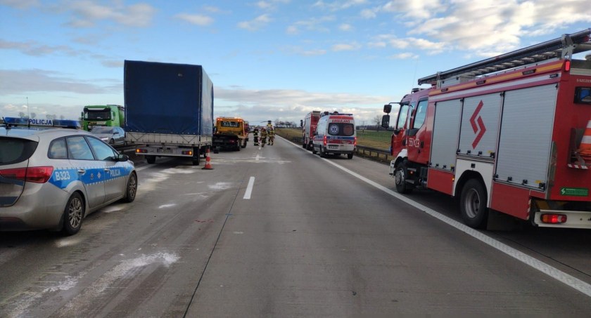 Kolizja dwóch pojazdów na A4 w kierunku Wrocławia. Na miejscu lądował śmigłowiec LPR