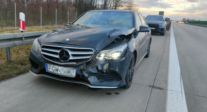 Osobowy Mercedes zderzył się z Audi. Typowe najechanie na tył na końcu zatoru na A4 w kierunku Wrocławia