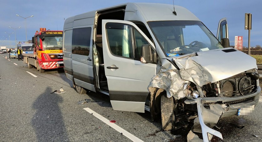Kolejny groźny wypadek na A4. Bus przewożący obywateli Ukrainy zderzył się z osobówką