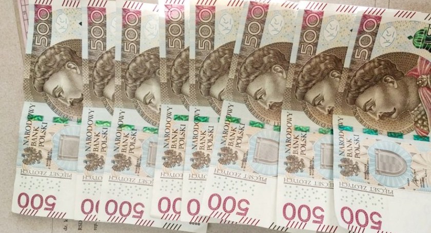 Wręczył policjantom łapówkę, by uniknąć kary za wykroczenia. Został zatrzymany