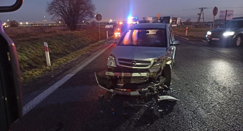 Zderzenie ciężarówki z osobówką na zjeździe z A4 na Pietrzykowice. Jedna osoba trafiła do szpitala