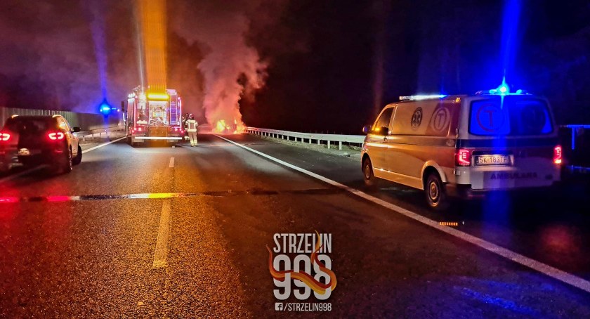 Osobowy minivan doszczętnie spłonął na A4 w gminie Kostomłoty. Zobacz zdjęcia z akcji gaśniczej