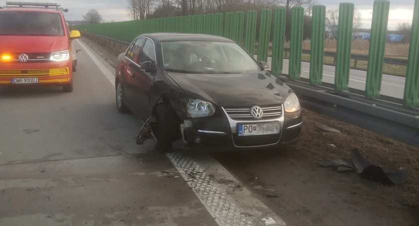 Kolizja 3 aut osobowych na A4 w kierunku granicy. Powodem niezachowanie należytej odległości od poprzedzającego pojazdu