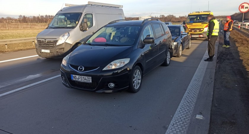 Zderzenie osobówki z minivanem na końcu zatoru powstałego po wcześniejszej kolizji. Ciąg dalszy utrudnień na A4 w kierunku granicy. Zobacz FILM