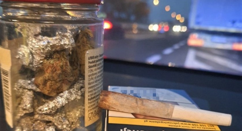 Pauza na skręta na pasie awaryjnym na A4. Kierowca recydywista zatrzymany przez policję