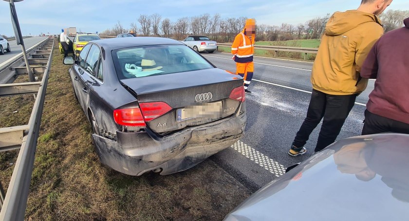 Niechlubny rekord na A4. Blisko 30 uszkodzonych pojazdów w 10 zdarzeniach drogowych