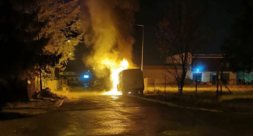 Seria podpaleń aut w Legnicy. W niedzielę w nocy spłonęło 10 samochodów