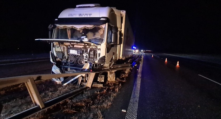 Utrudnienia na A4 . Samochód ciężarowy uderzył w bariery