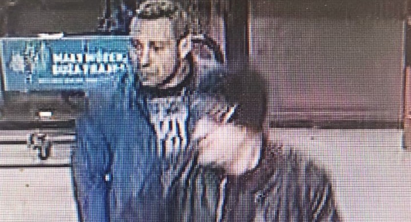Wrocławscy policjanci poszukują dwóch mężczyzn mogących mieć informacje w sprawie znieważenia osoby na tle narodowościowym