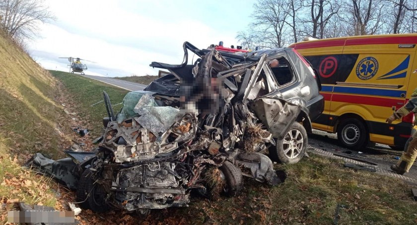 Nowe fakty w sprawie tragicznego wypadku pod Dzierżoniowem. Osobowym Nissanem podróżowała rodzina