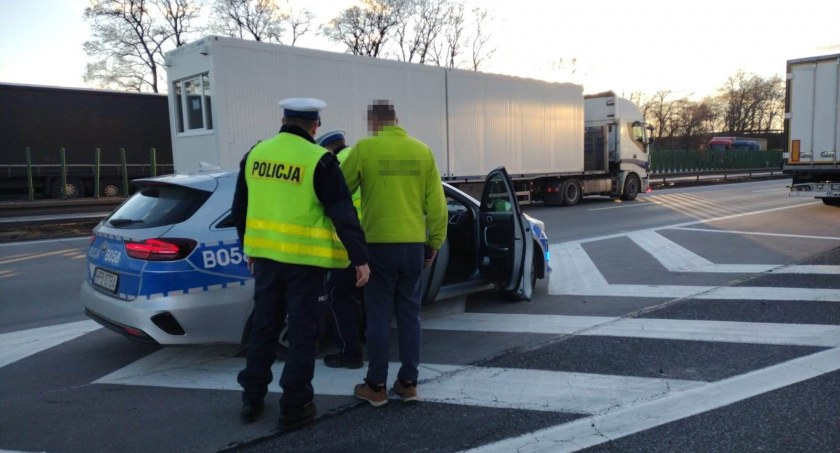 Uwaga na utrudnienia na A4. Pijany kierowca uderzył w tył ciężarówki