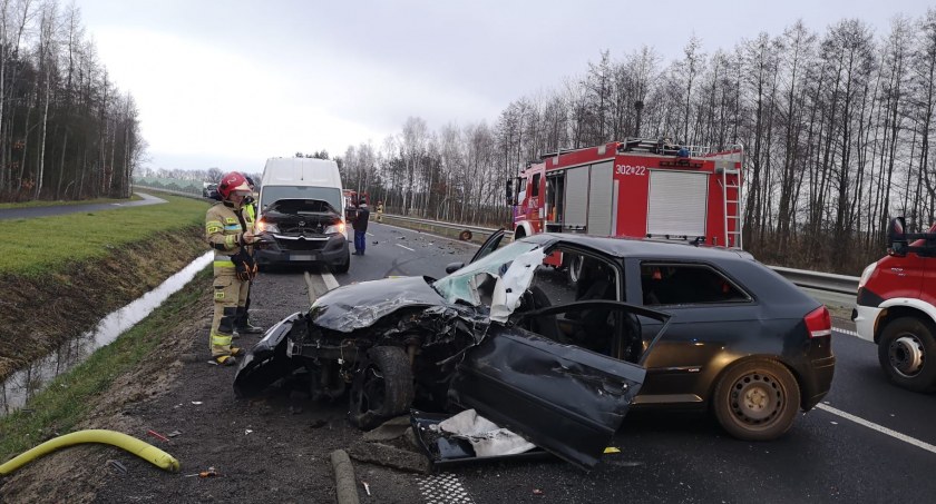 Groźny wypadek na nowym odcinku Wschodniej Obwodnicy Wrocławia. Trzy osoby trafiły do szpitala