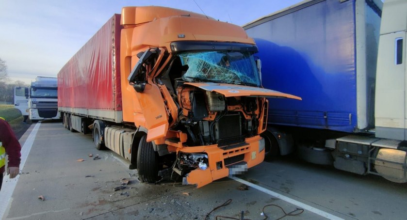 Kolizja dwóch ciężarówek na A4 w kierunku Wrocławia. Uwaga na utrudnienia