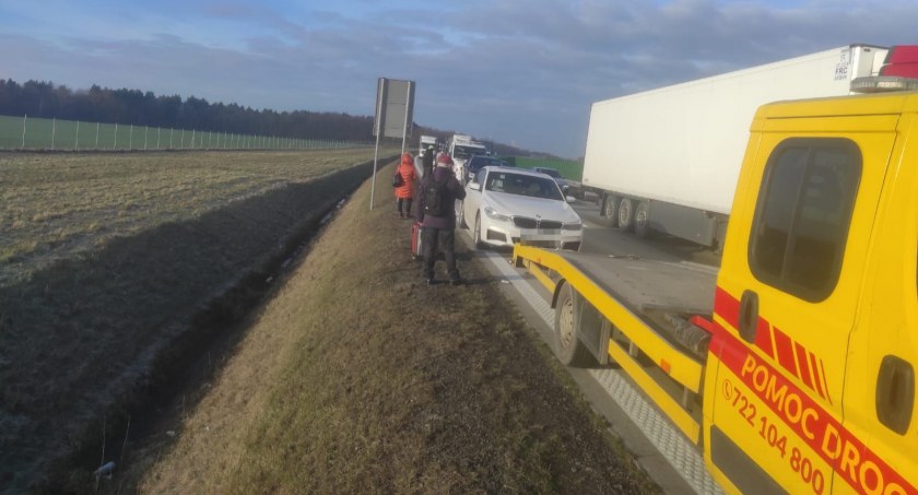 Klasyczne najechanie na tył powodem utrudnień na A4 w kierunku Wrocławia. Zachowajcie ostrożność