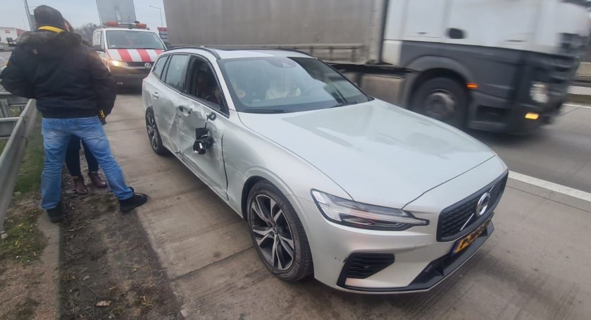 Chwilowa nieuwaga kierowcy Volvo przyczyną utrudnień na A4 w kierunku Katowic