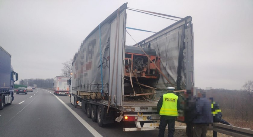 Przewoził koparkę uderzył w wiadukt nad A4. Odłamki gruzu spadły na osobówkę- Uwaga na utrudnienia na jezdni w kierunku Wrocławia