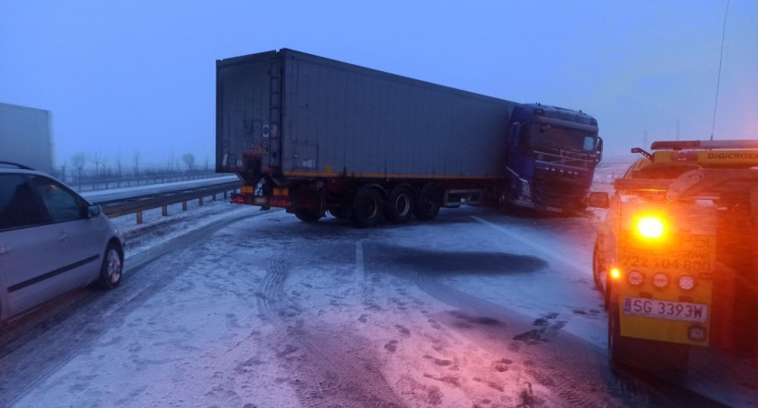 Trudne warunki na drogach. Ciężarówka wpadła w poślizg i uderzyła w bariery blokując S8