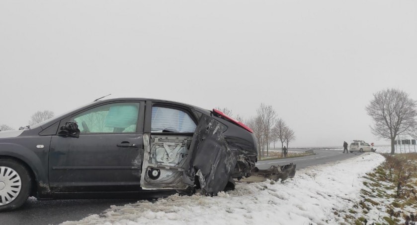Zderzenie dwóch pojazdów osobowych na trasie Kostomłoty-Środa Śląska
