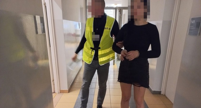 Nietrzeźwa 19-latka wezwała Policję, wyzywała mundurowych, a na koniec proponowała łapówkę