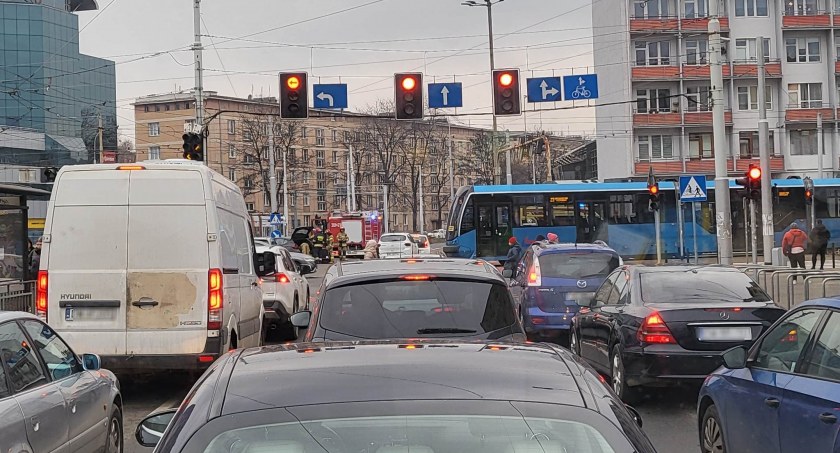 Nieoznakowany radiowóz zderzył się z osobówką. Groźna kolizja w centrum Wrocławia