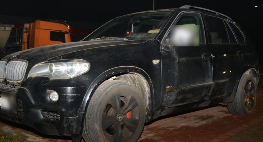  Policjanci odzyskali skradziony pojazd marki BMW, są zarzuty dla podejrzanych [FOTO]