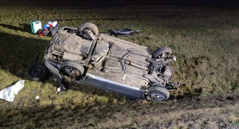 Dachowanie na S8. Cztery osoby trafiły do szpitala